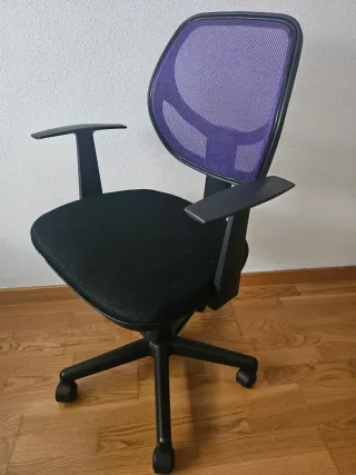 Sedia da ufficio ergonomica viola e nera