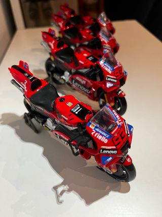 Moto scala 1:18 Marc Márquez 93 (2025)