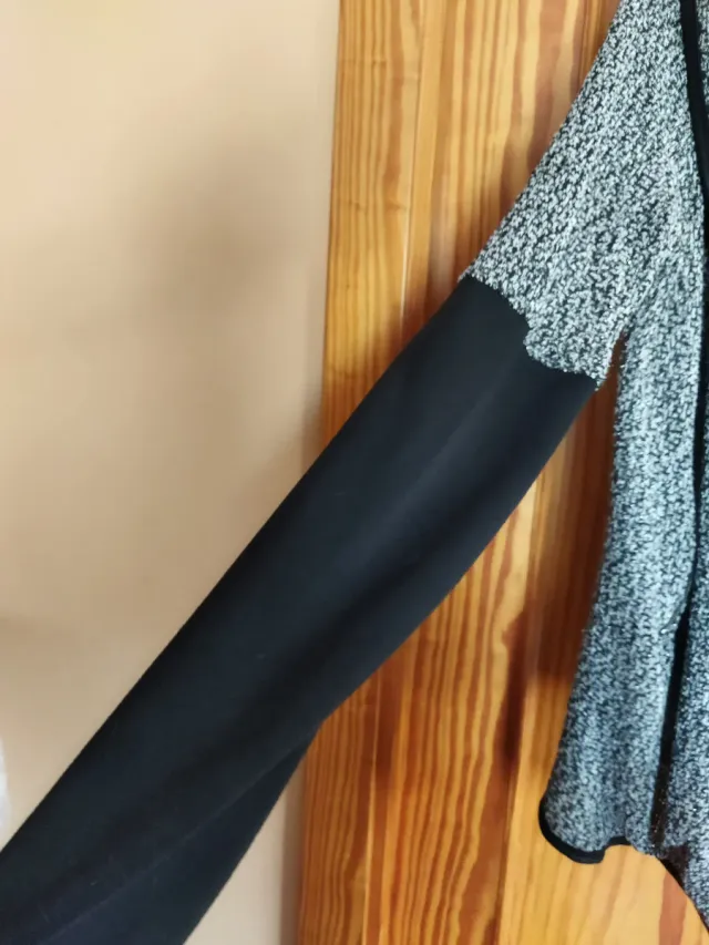 Chaqueta gris y negra