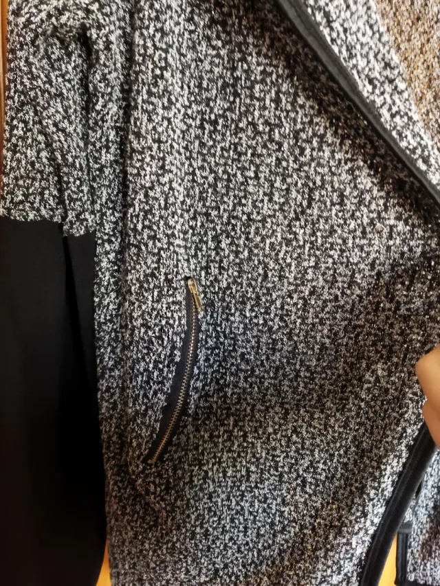 Chaqueta gris y negra