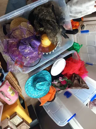 Cajas de disfraces (sombreros, peluca)