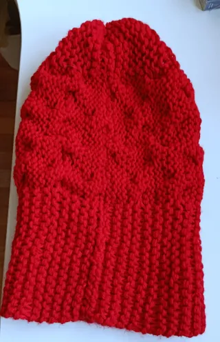 Cappello rosso in lana lavorato a trecce