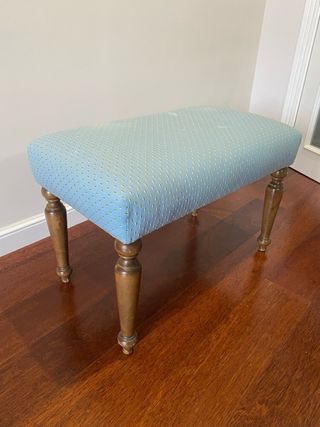 Banqueta tapizada azul y oro