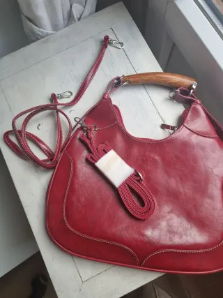 Bolso de piel rojo con asa de madera