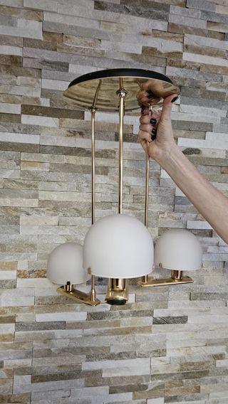 Due lampade da soffitto dorate con 3 plafoniere