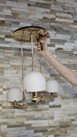 Due lampade da soffitto dorate con 3 plafoniere