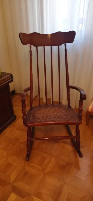 Sedia a dondolo in legno e rattan