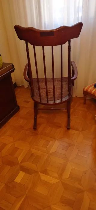 Sedia a dondolo in legno e rattan