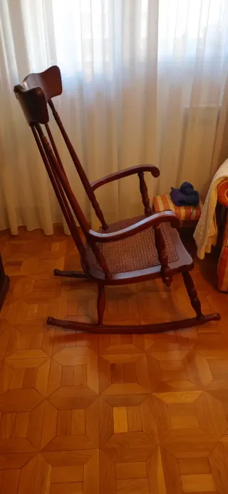 Sedia a dondolo in legno e rattan