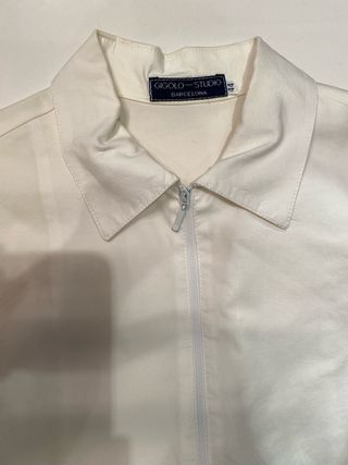 Camisa blanca con cremallera