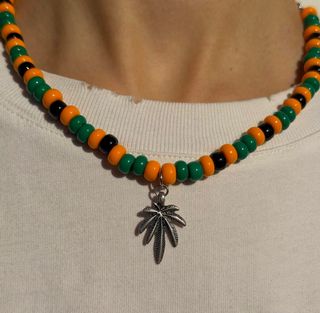 Collana stile TwoJeys con ciondolo foglia