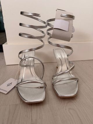 sandalias de tacón plateadas Stradivarius