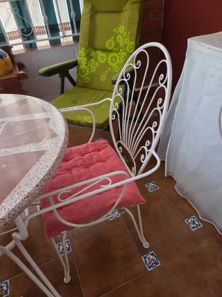 Sillas de terraza blancas y rosas