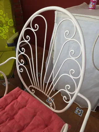 Sillas de terraza blancas y rosas