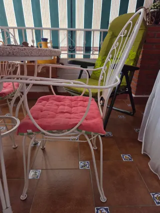 Sillas de terraza blancas y rosas