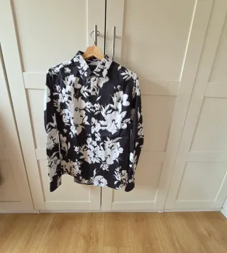 Camisa Guess flores blancas talla S