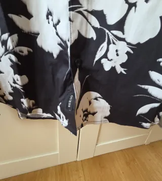 Camisa Guess flores blancas talla S