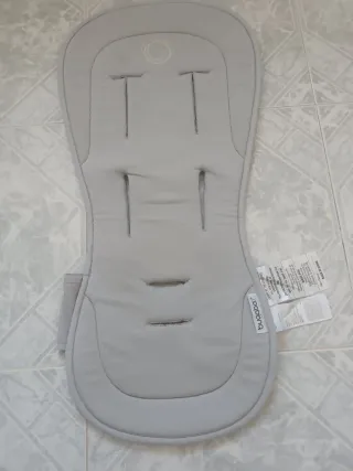 Carro Bugaboo gris, con saco, protector lluvia...