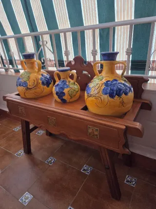 Mueble de madera con 3 cantareras