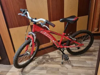 Bicicleta BH y monopatín.