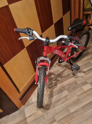 Bicicleta BH y monopatín.