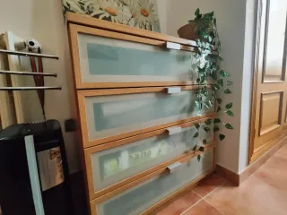 Dormitorio con cama 150, colchón,mesillas y cómoda