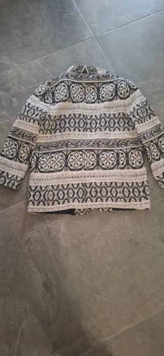 Chaqueta de mujer con estampa cruzada