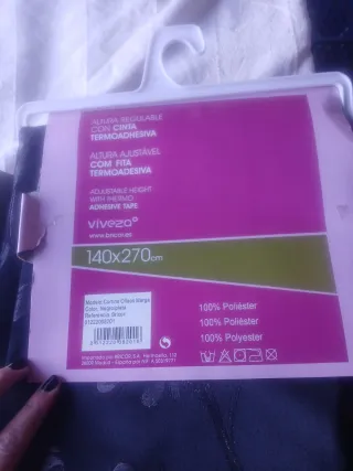 Cortinas negras y grises con estampado floral