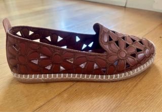 Zapatos planos de piel con diseño floral