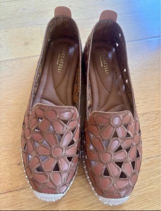 Zapatos planos de piel con diseño floral