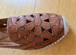 Zapatos planos de piel con diseño floral