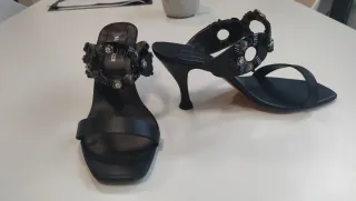 Zapatos de tacón negros con pedrería