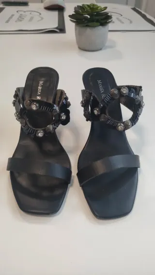 Zapatos de tacón negros con pedrería