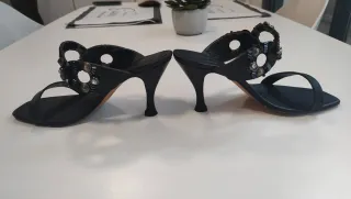 Zapatos de tacón negros con pedrería