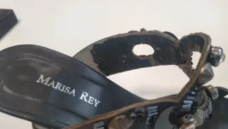 Zapatos de tacón negros con pedrería