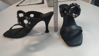 Zapatos de tacón negros con pedrería