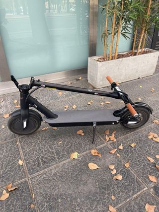 Patinete Eléctrico Negro con Puños Marrones