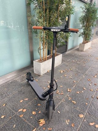 Patinete Eléctrico Negro con Puños Marrones