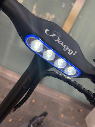 Patinete Eléctrico Negro con Puños Marrones