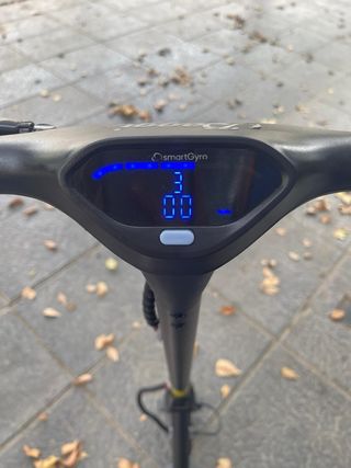 Patinete Eléctrico Negro con Puños Marrones