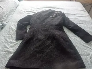 Abrigo negro invierno con detalles brillantes