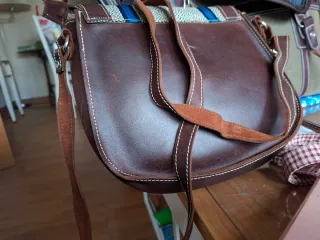 Bolso MAR piel marrón,detalles en azul.