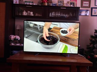 Televisión Smart TV Negra y Plateada