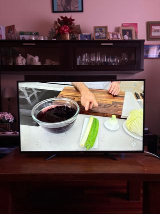 Televisión Smart TV Negra y Plateada