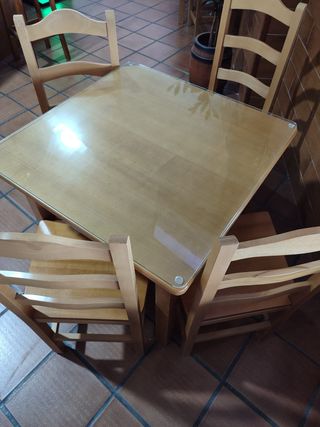 Mesa de bar de madera y cristal