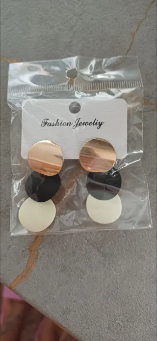 Pendientes largos dorados, negros y blancos