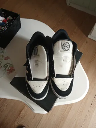 Zapatillas deportivas negras y blancas