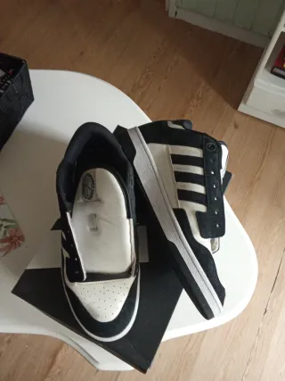 Zapatillas deportivas negras y blancas