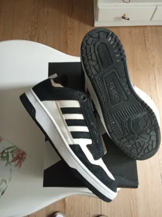 Zapatillas deportivas negras y blancas