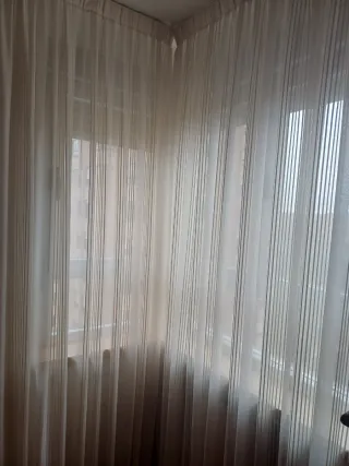 Cortinas y rieles beige/blanco